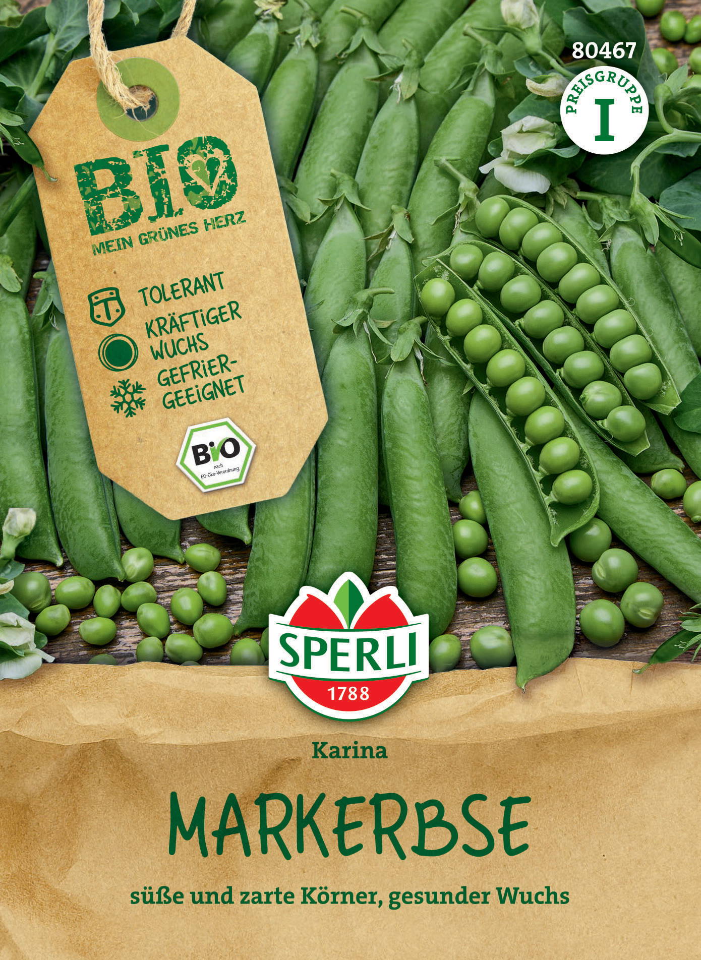 Grüne Markerbsen in Schote, einige geöffnet, auf Holzuntergrund mit Etikett und Logo.