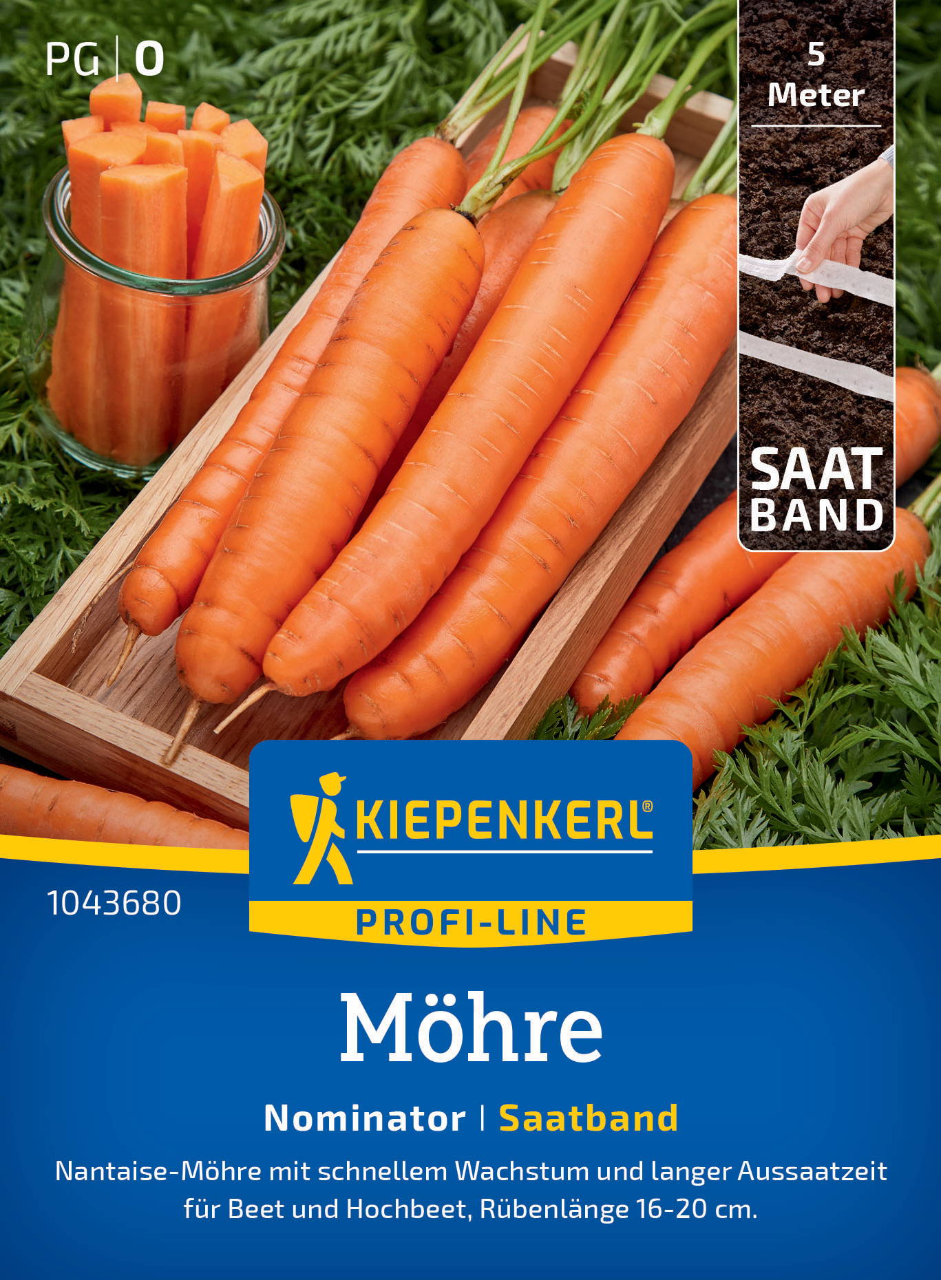 Frisch geerntene Karotten auf einem Holztablett, daneben ein Glas mit geschnittenen Karotten, im Hintergrund Blätter.