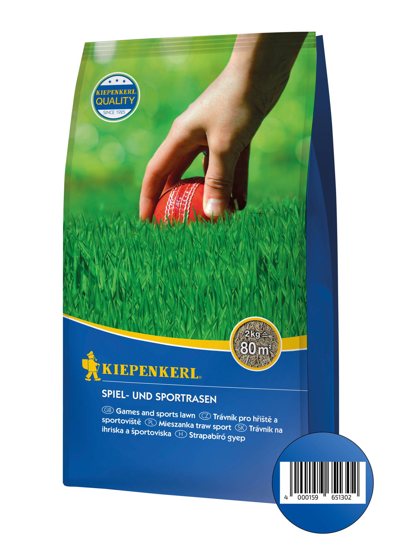 Hand legt einen roten Tennisschläger auf grünem Rasen.