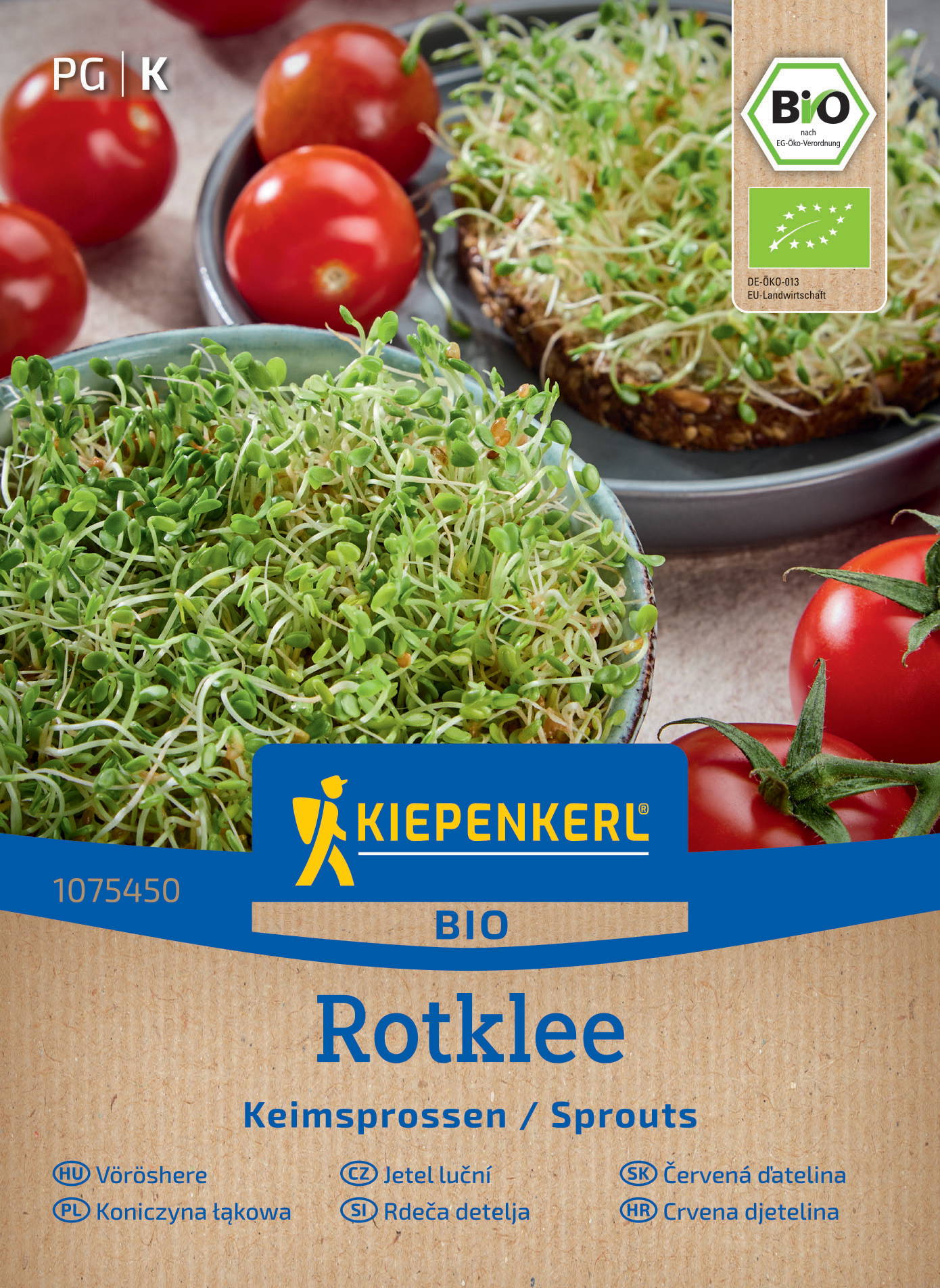 Sprossen und Tomaten auf einer Packung mit Kiepenkerl Bio Rotklee Samen, im Hintergrund Tomaten und Brotscheiben mit Sprossen.