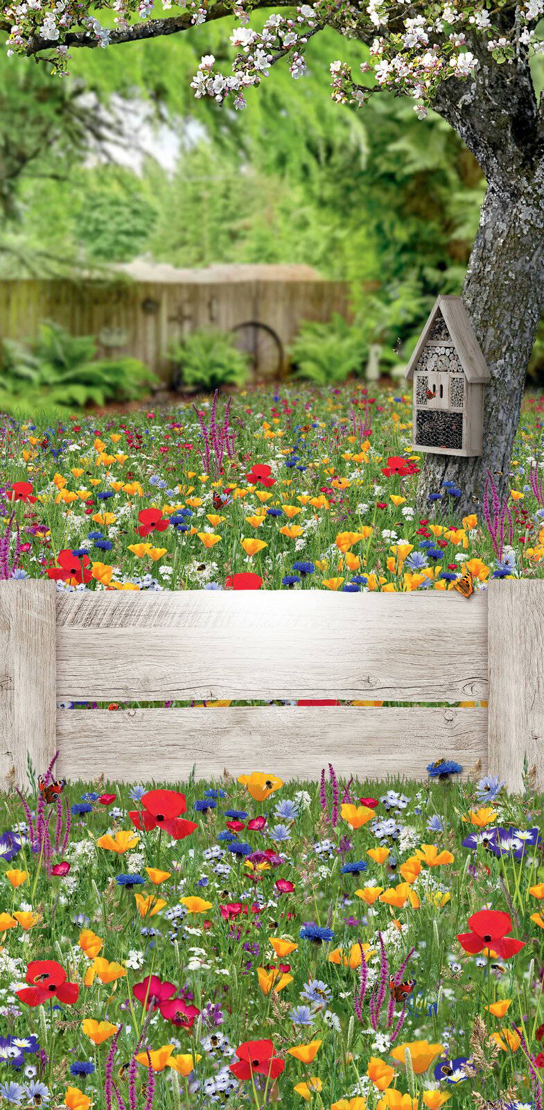 Bunte Blumenwiese mit Bienen, Baum, Vogelhaus, Gartenzaun und grünem Hintergrund