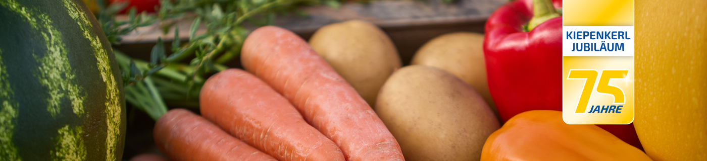 Verschiedenes Gemüse, wie Kartoffeln, Paprika, Möhren und Melone