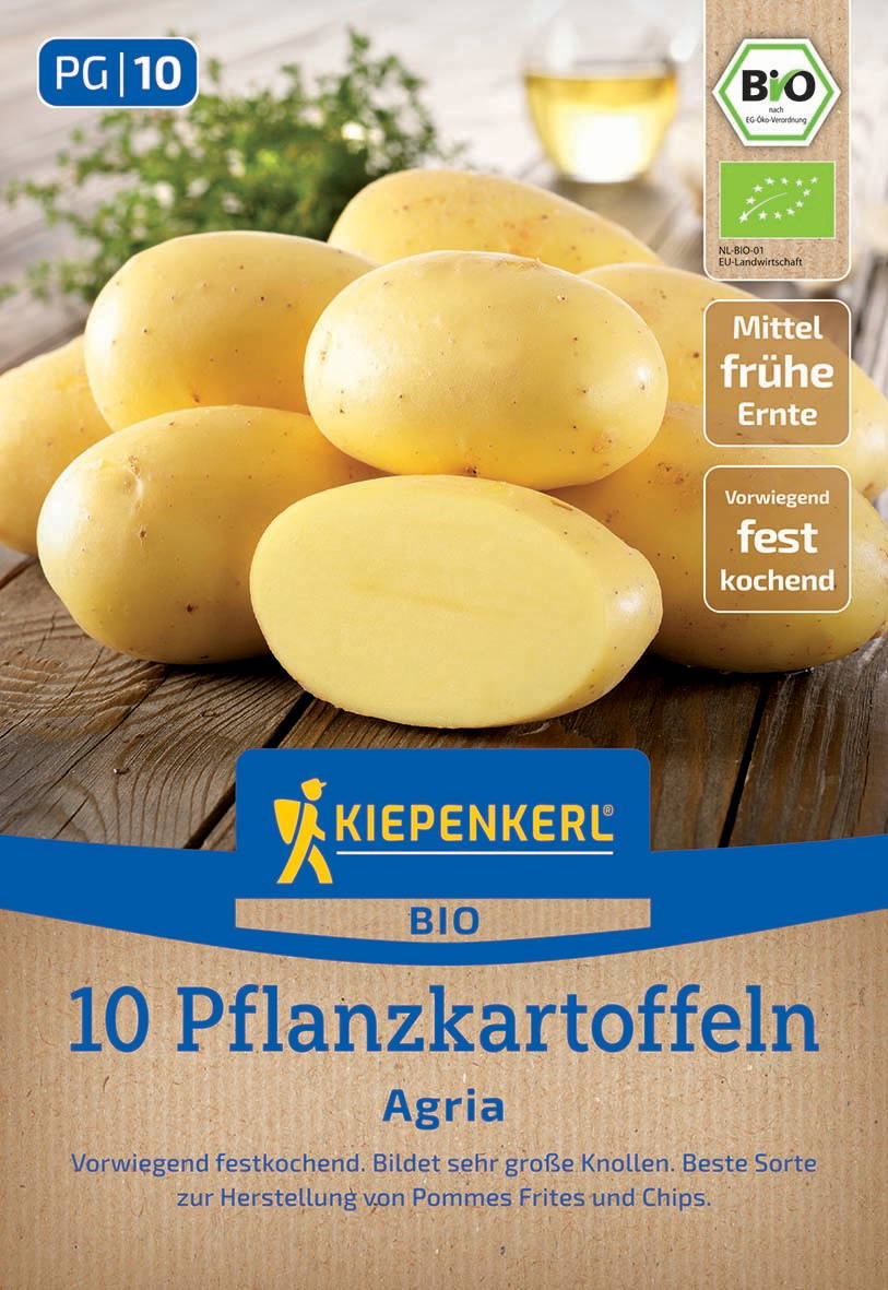 Haufen Bio Pflanzkartoffeln auf Holz, Gläser mit Wasser im Hintergrund, und Bio-Kennzeichen auf Verpackung.