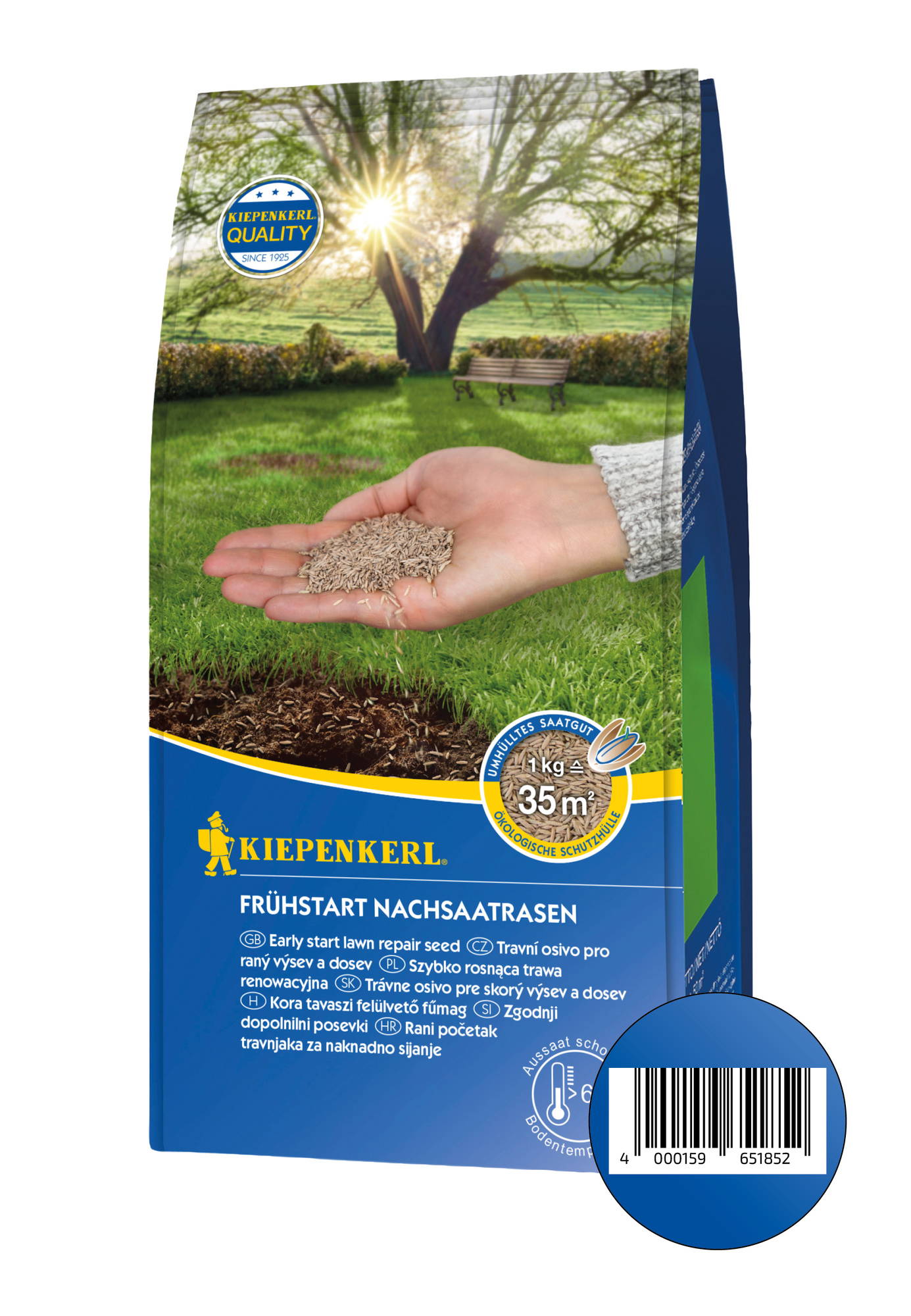 Hand hält Saatgut vor grüner Parklandschaft mit Baum und Sonnenlicht, Verpackung eines Rasensaatguts.