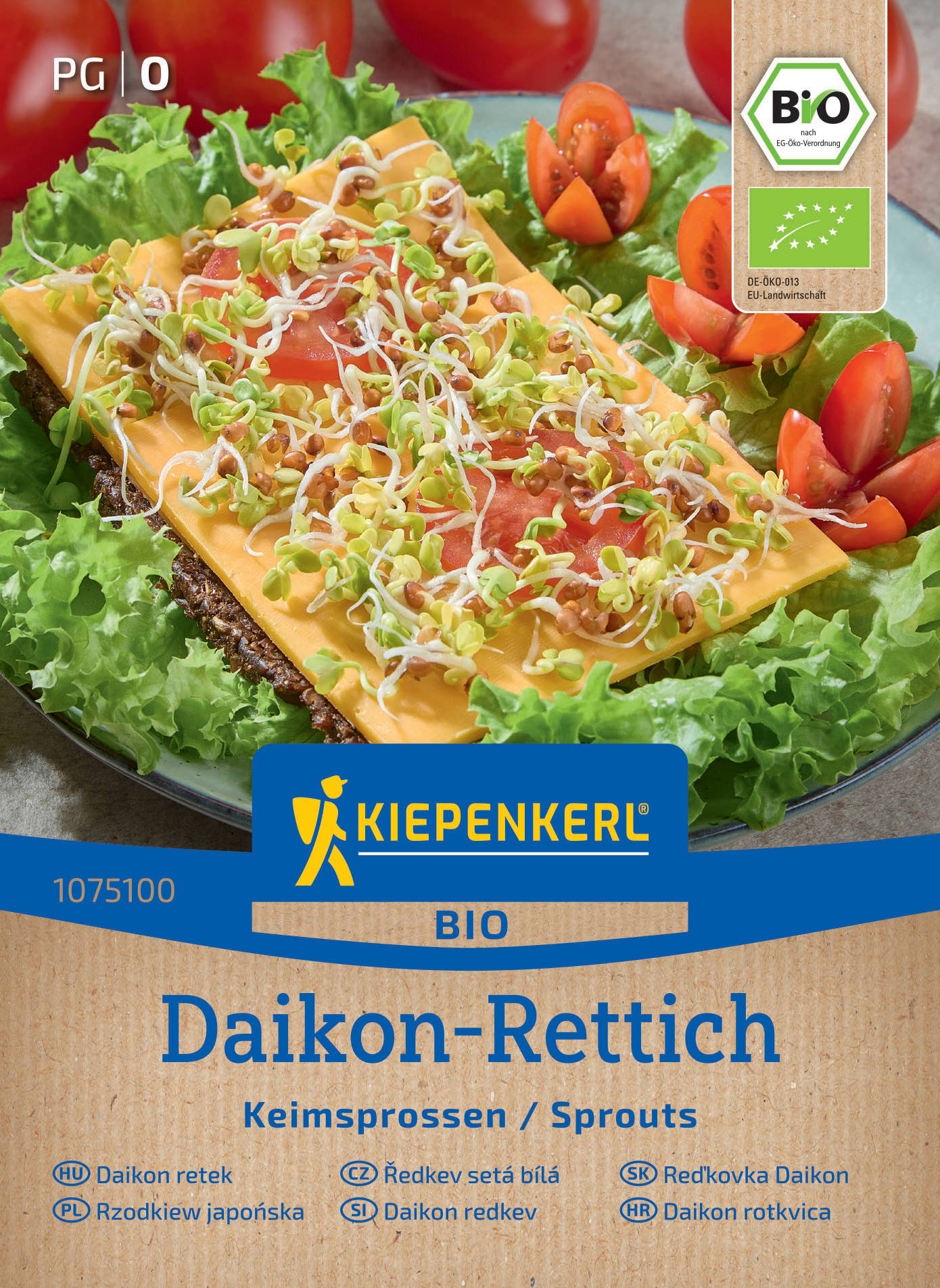 Auf der Packung liegt ein angerichteter Daikon-Rettich mit Tomaten, Salatblättern, Kresse und Käse.