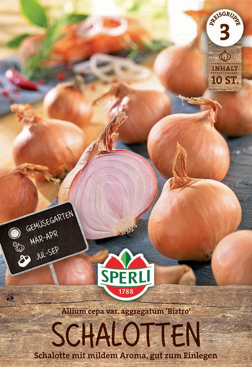 Mehrere gelbe Zwiebeln auf einem Holzbrett mit einem offenen Zwiebelschneider und einem schwarzen Schild.