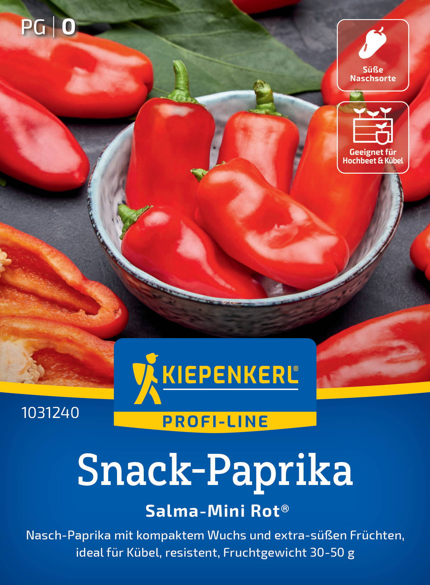 Rote Paprikaschoten in einer weißen Schüssel, einige auf grüne Blätter, daneben offene Paprika, blauer Verpackung.