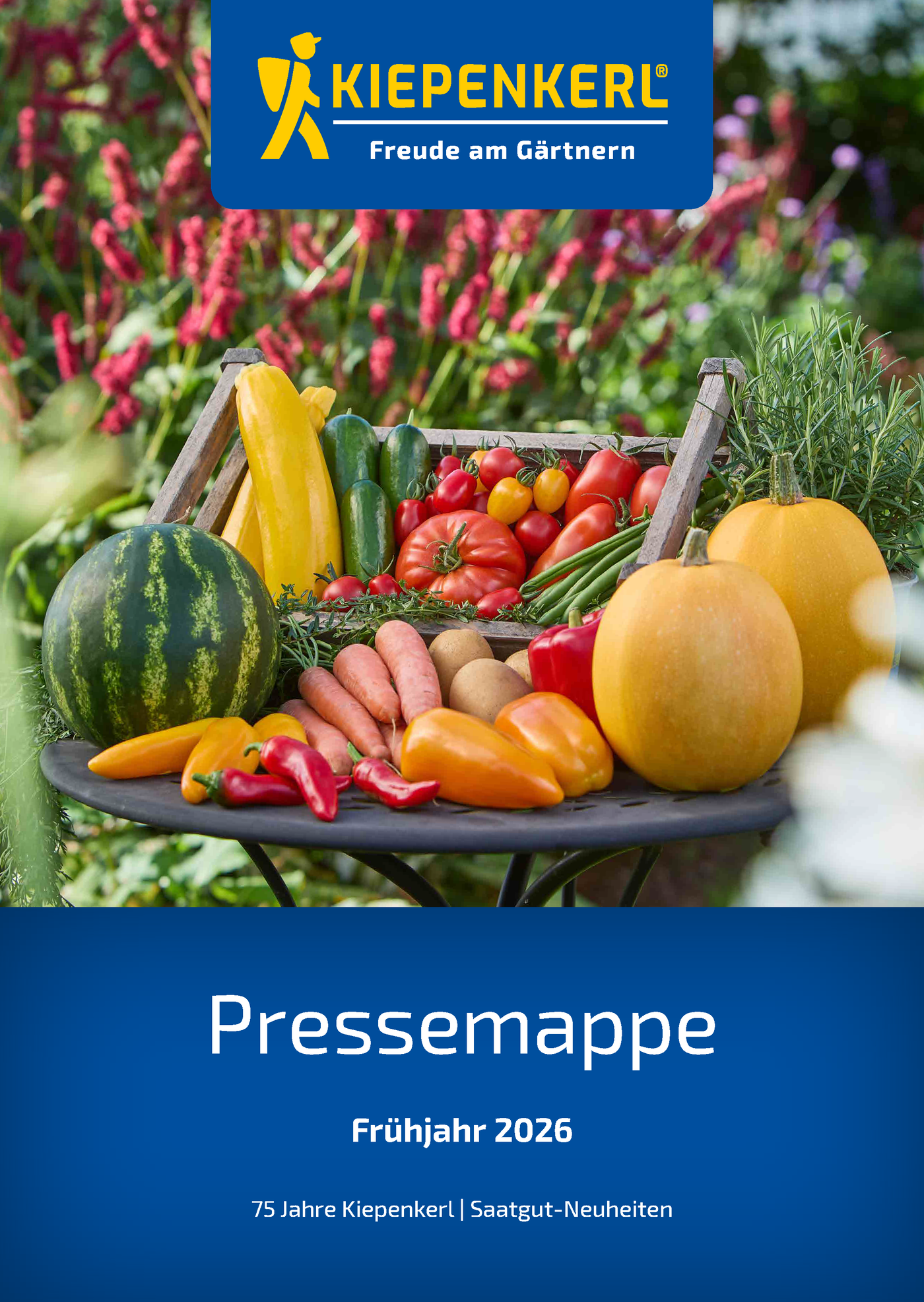 Gemüse wie Kürbisse, Paprika und Tomaten liegt auf dem Tisch im Garten. Es ziert das Cover der Pressemappe für das Frühjahr 2026