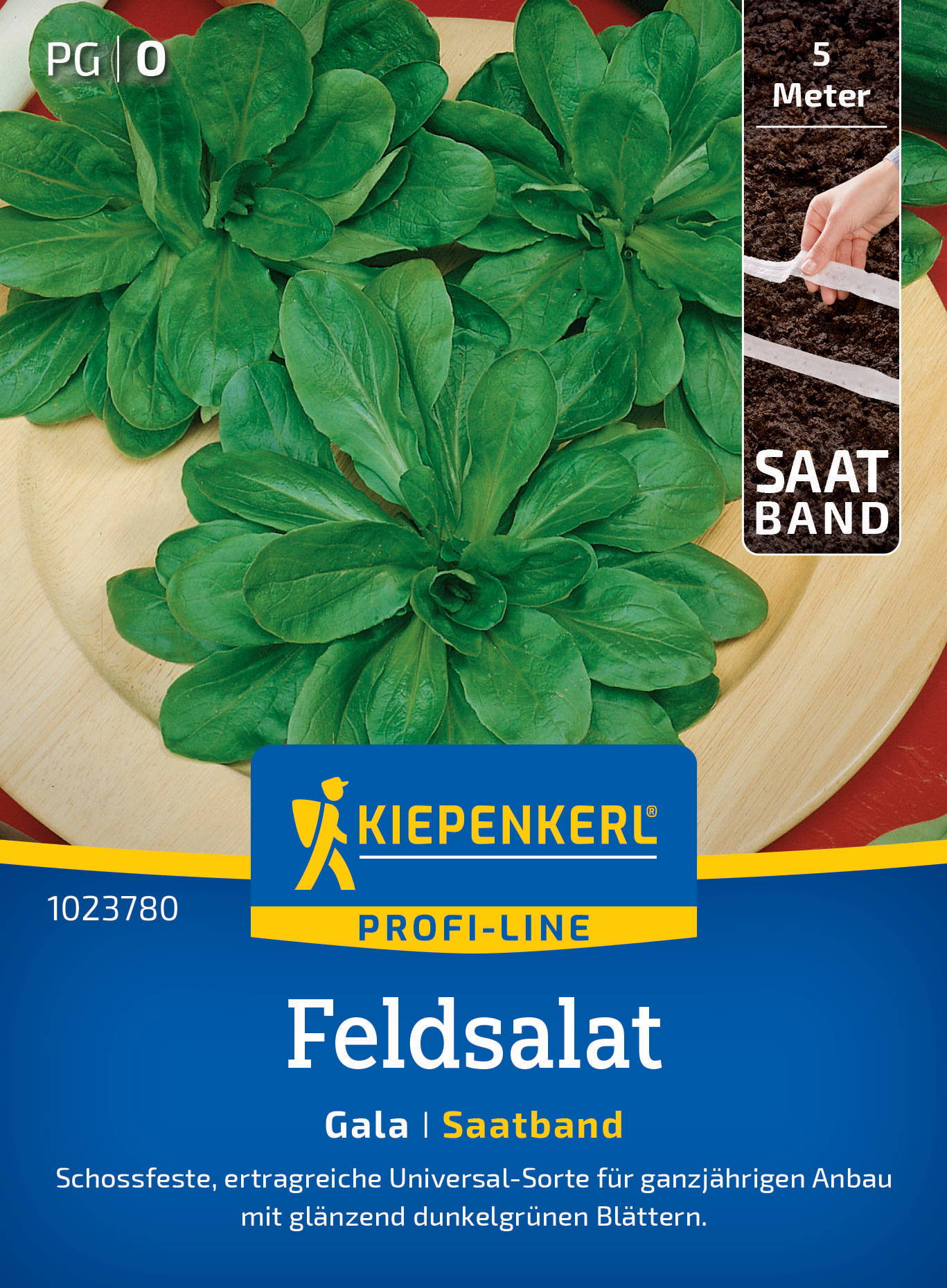 Frischer grüner Feldsalat auf einer runden Holzplatte mit Verpackung und Anzuchtanleitung.