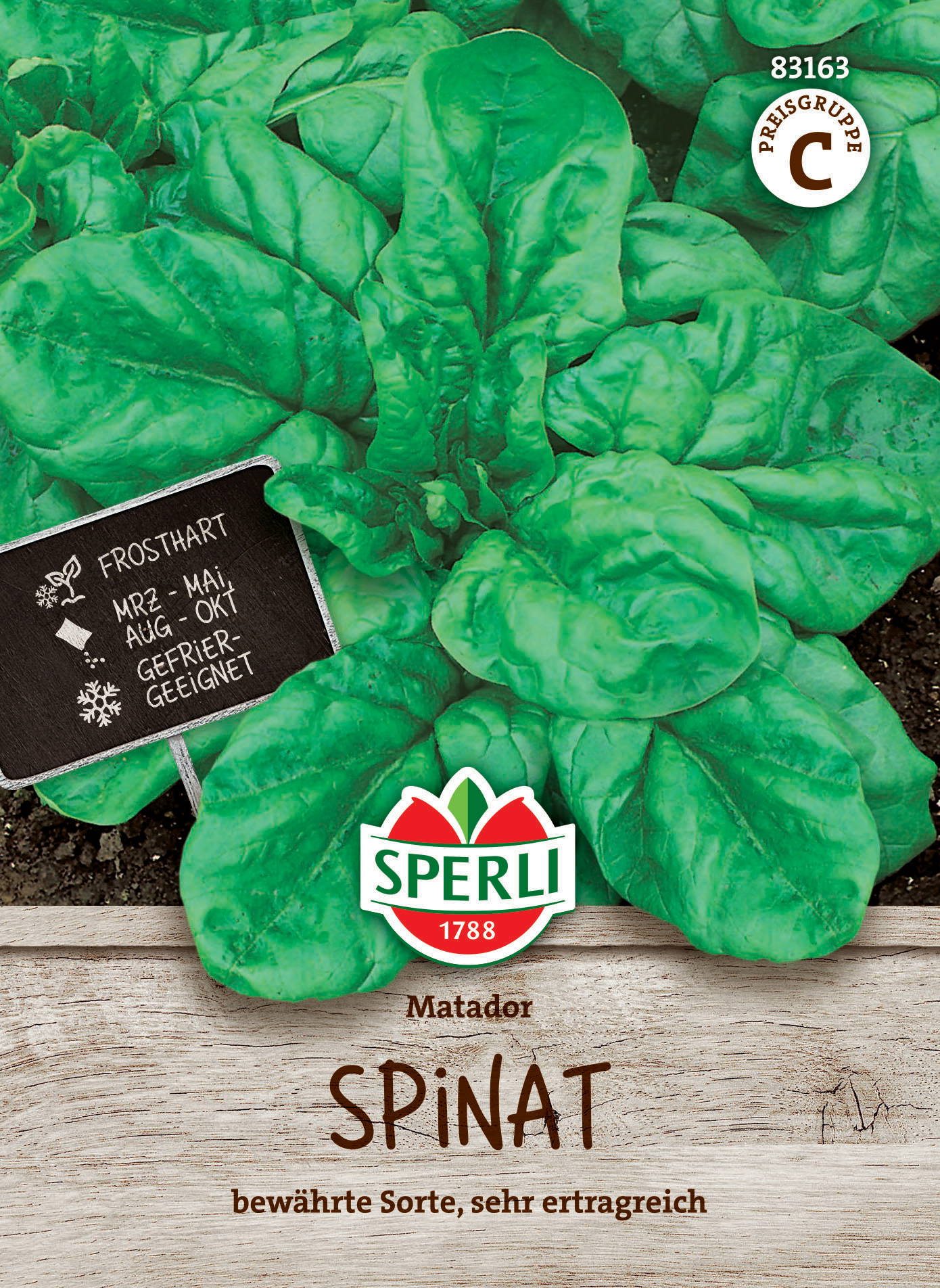 Grüner Salat mit großen, gekräuselten Blättern und einem schwarzen Etikett im Boden.