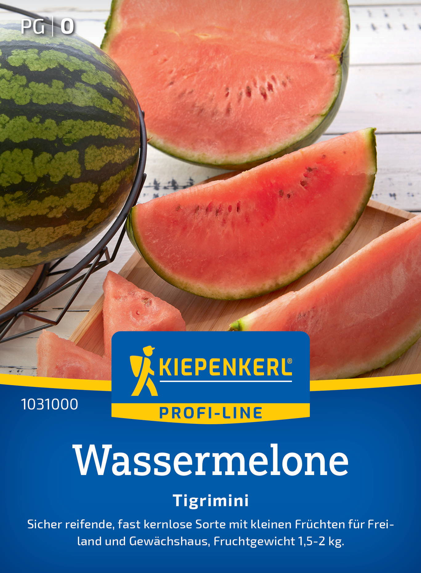 Wassermelone in halben Hälften, mehrere Stücke auf Schneidebrett, eine ganze Wassermelone auf Gitterkorb, Holzplatte, weißer Hintergrund.