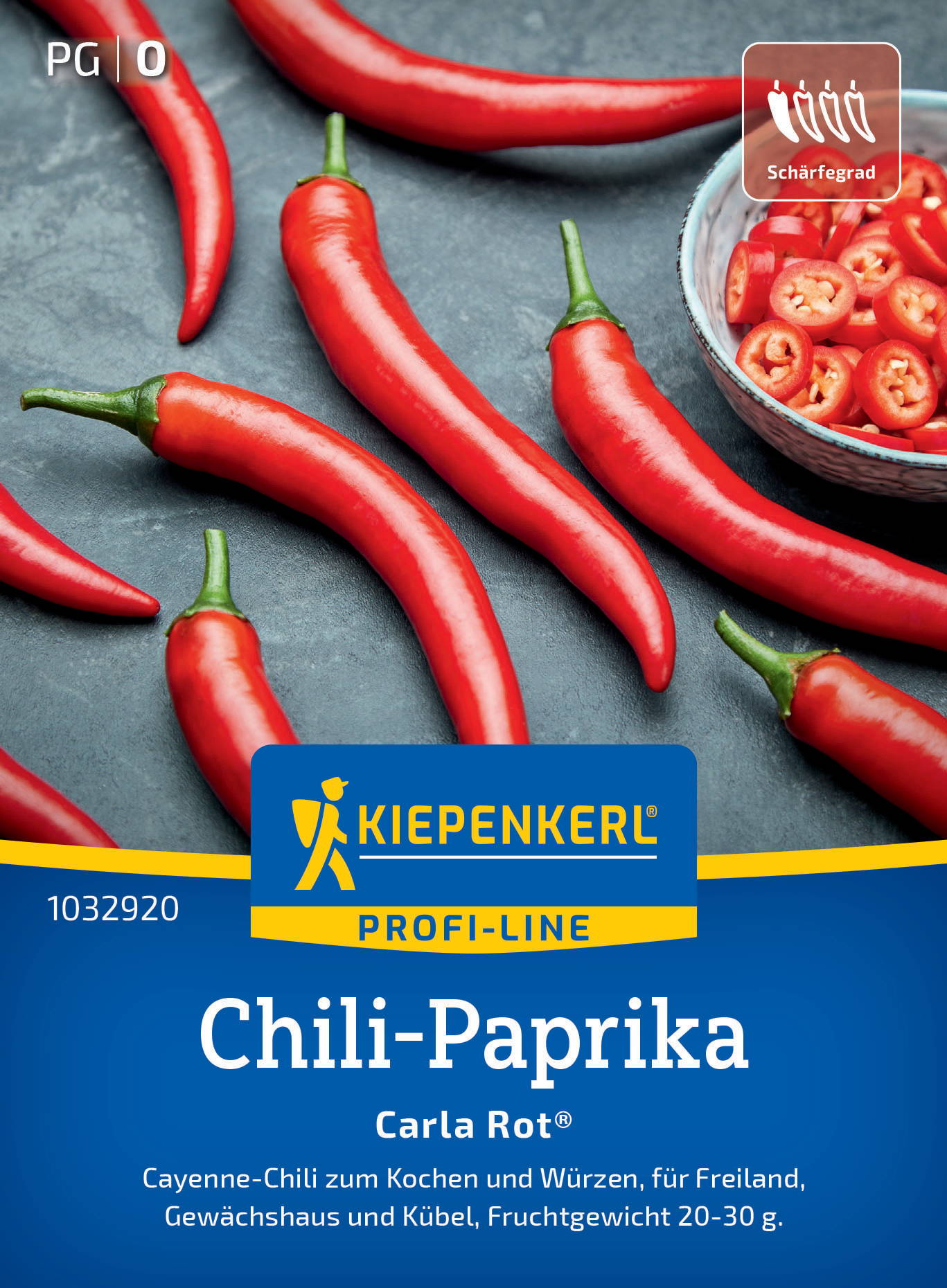 Rote Chili-Schoten, eine Schüssel mit in Scheiben geschnittenen Chili, grauer Hintergrund, Verpackung mit blauer und gelber Kennzeichnung.