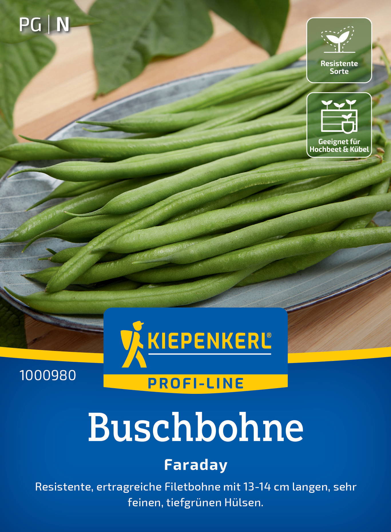 Grüne Buschbohnen auf einer Platte mit Etikett, Markenname Kiepenkerl, Hinweise auf resistente Sorte und Anbauempfehlungen.