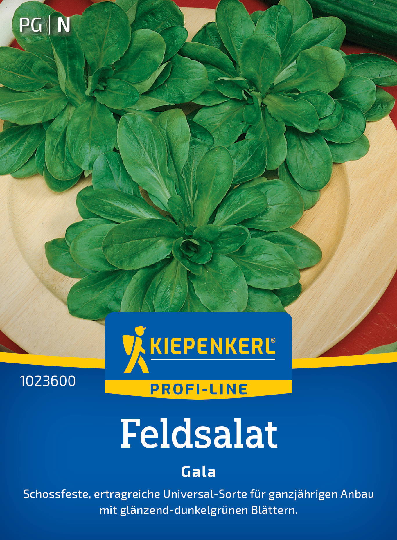 Drei Bündel grüne Feldsalatblätter auf einer runden Holzschale.