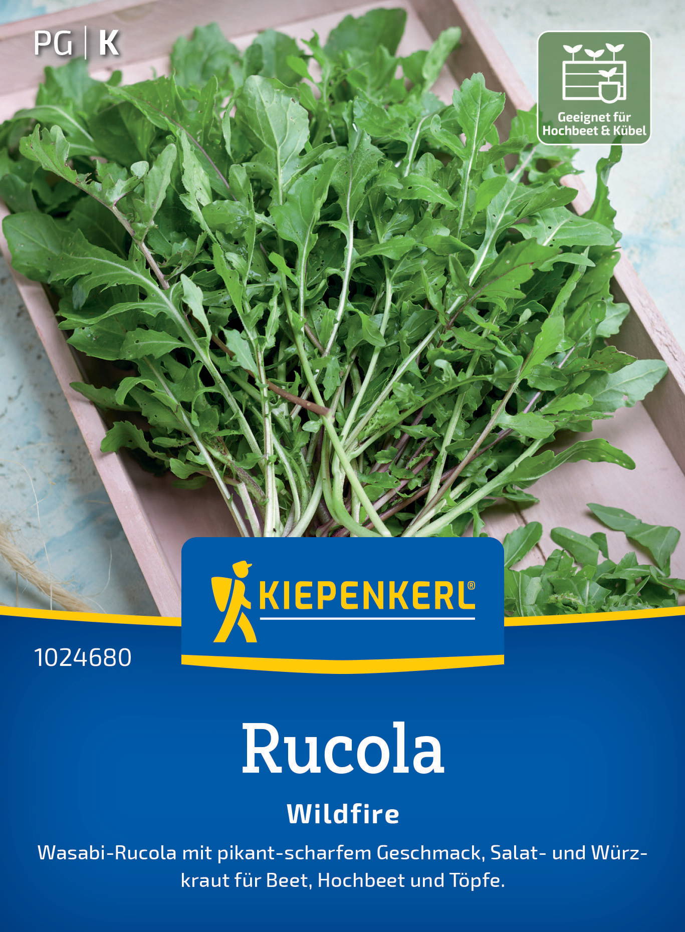 Frisch geerntete Rucolablätter in einem Holzsortiment mit Verpackung und grüner Kennzeichnung.