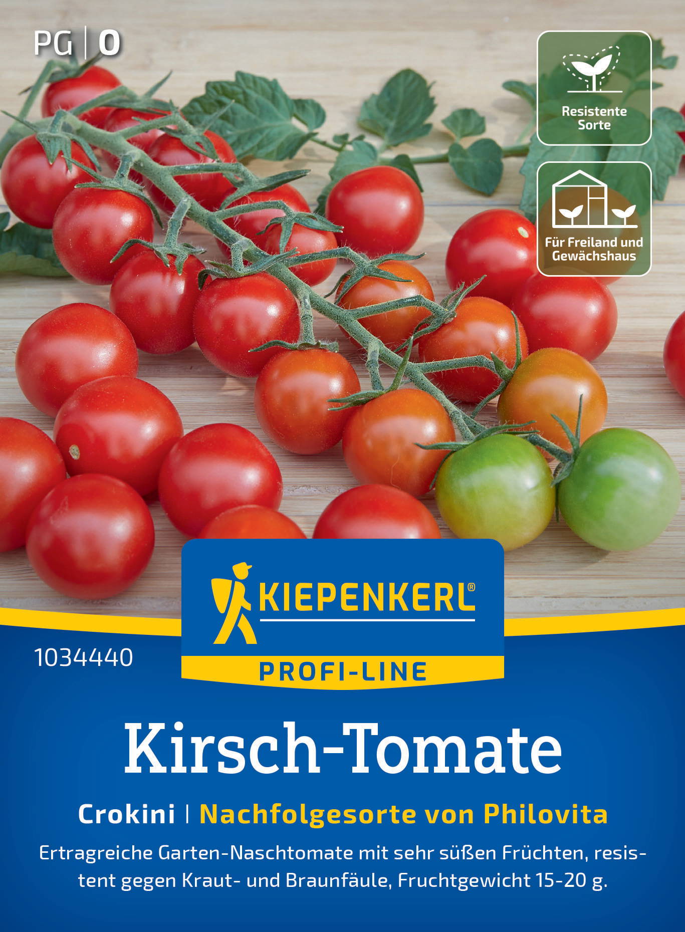 Rote, grüne und orange Tomaten auf einer Holzfläche mit grünen Blättern im Hintergrund.