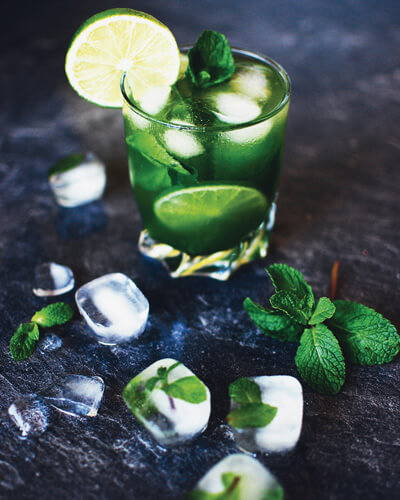 Das Bild zeigt vier Kinder, die im Wasser mit Paddleboards spielen.