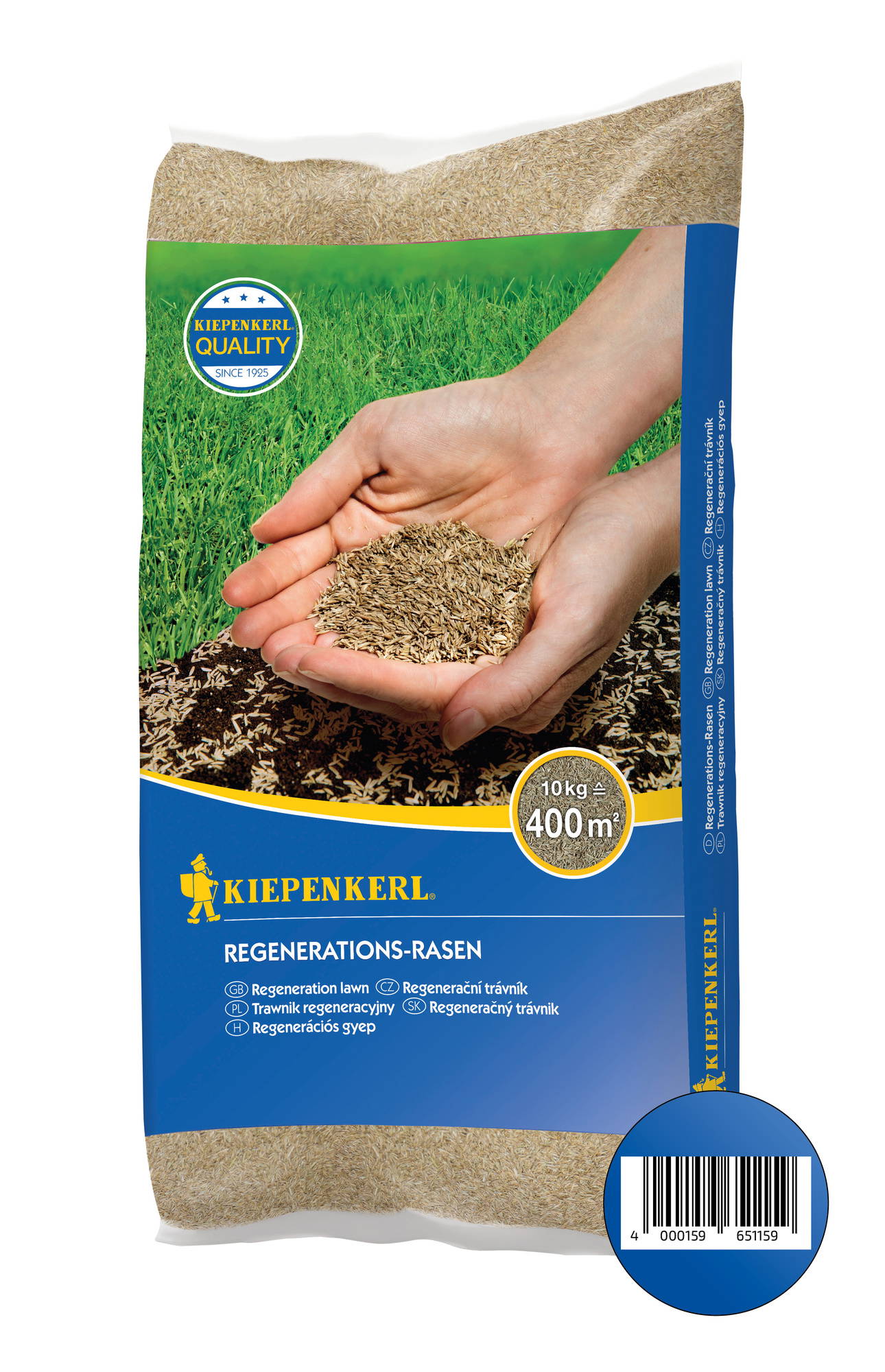 Hand hält auf grünem Rasen liegende Samen, oben und unten sichtbarer Boden, Verpackung in Blau mit Markenlogo.