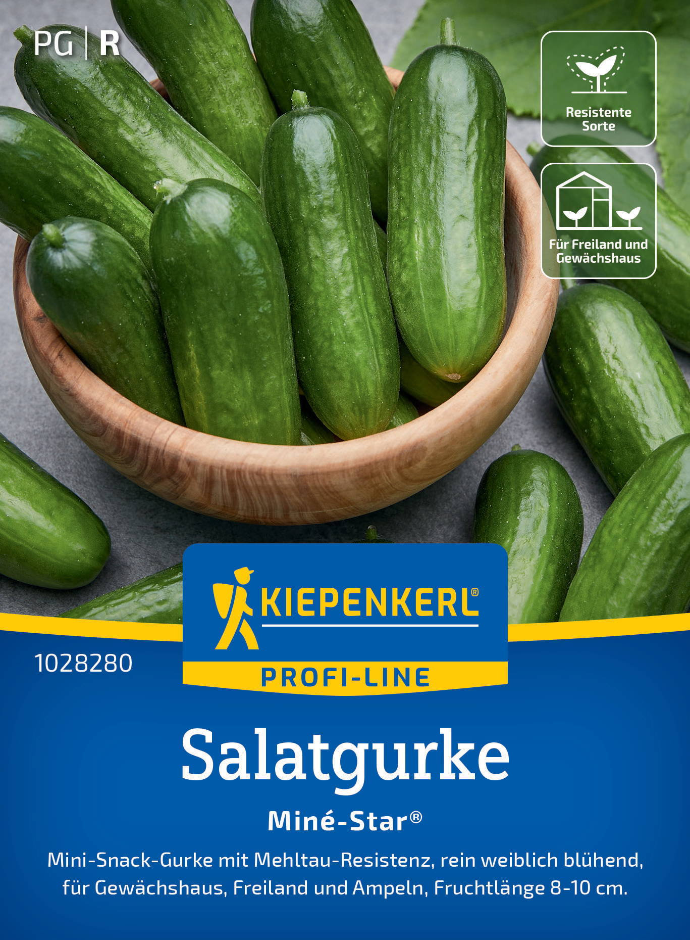 Grüne Mini-Gurken in einer Holzschüssel mit grünen Blättern.