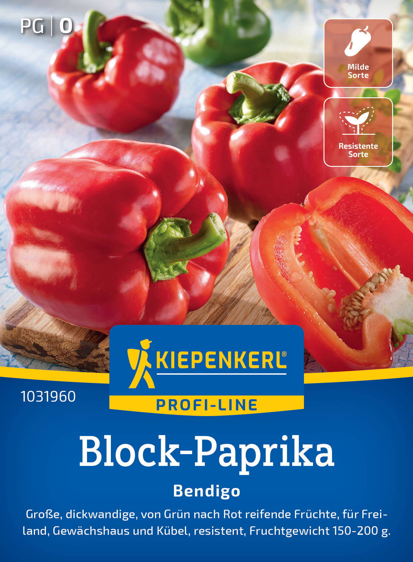 Mehrere rote Paprika auf einem Holzbrett, eine halbierte Paprika, zweifach mit Symbolen für milde und resistente Sorte.
