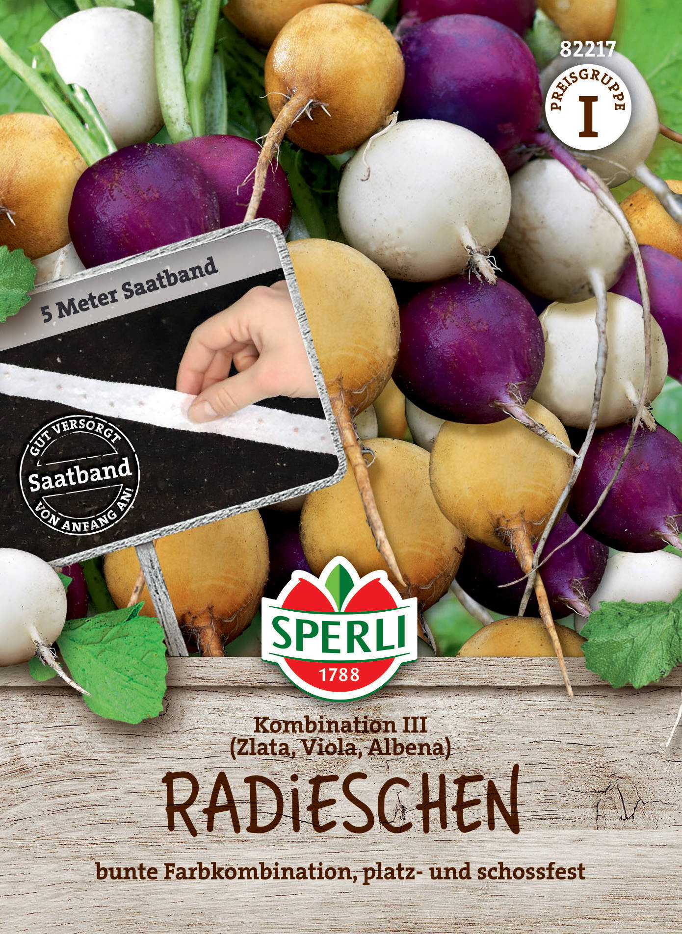 Verschiedene bunte Radieschen in einer Kiste, mit Samentüte und Label.