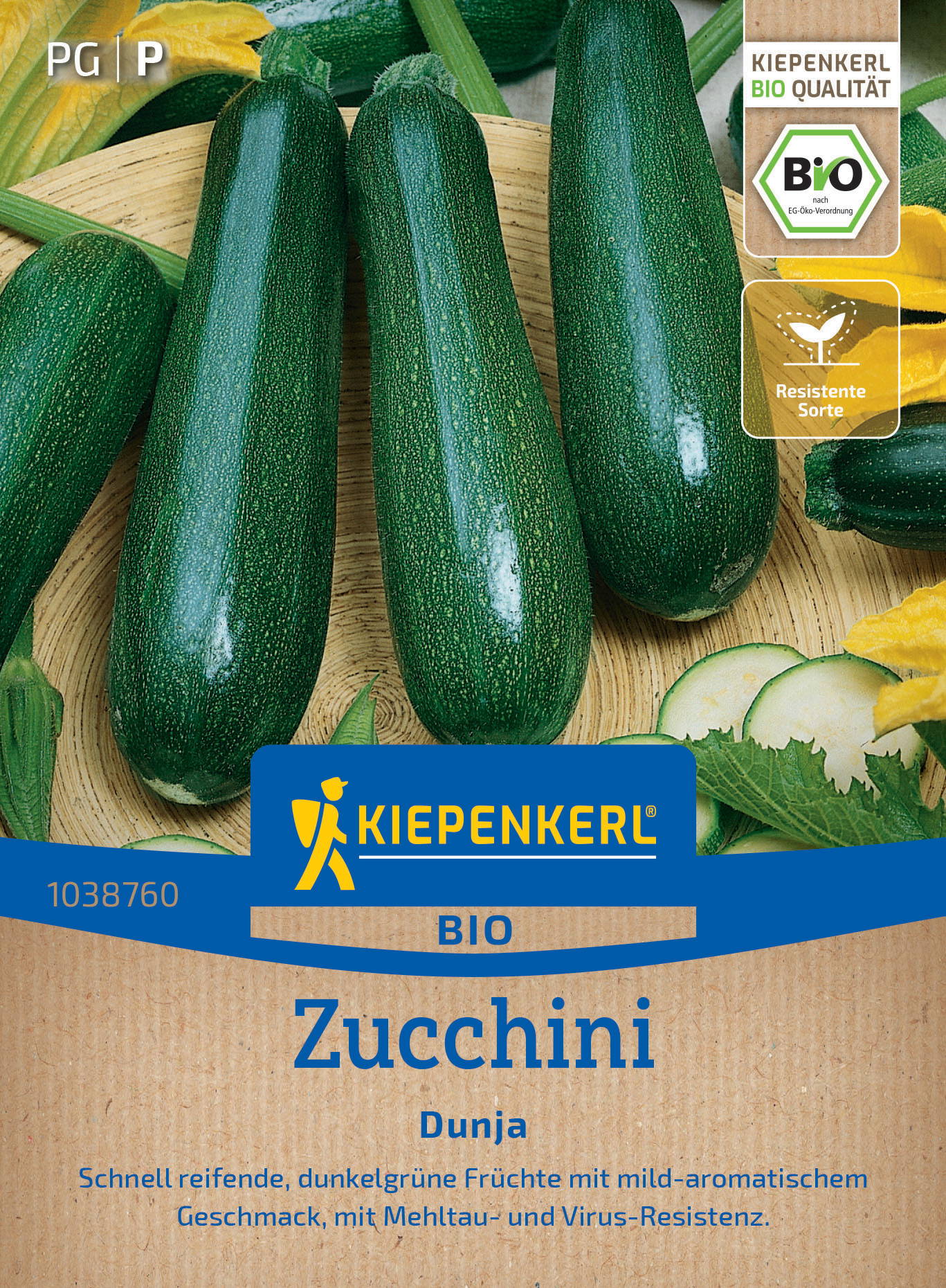 Vier dunkelgrüne Zucchini auf einem runden Holztablett mit grünen Blättern und gelben Blüten.