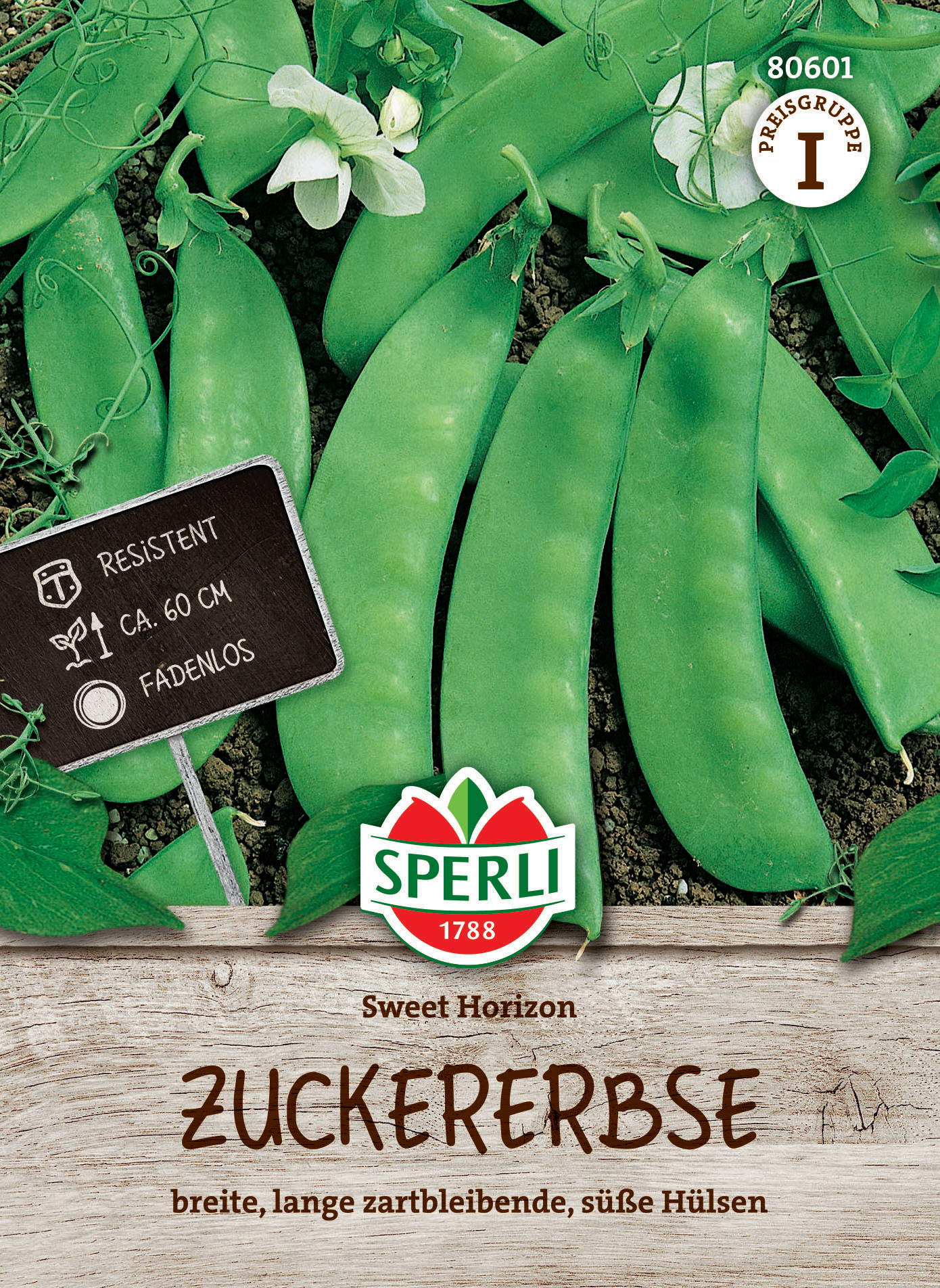 Grüne Zuckerbsipe mit weißen Blüten, Pflanzkartoffel mit Beschilderung und Markenlogo auf Holzhintergrund.