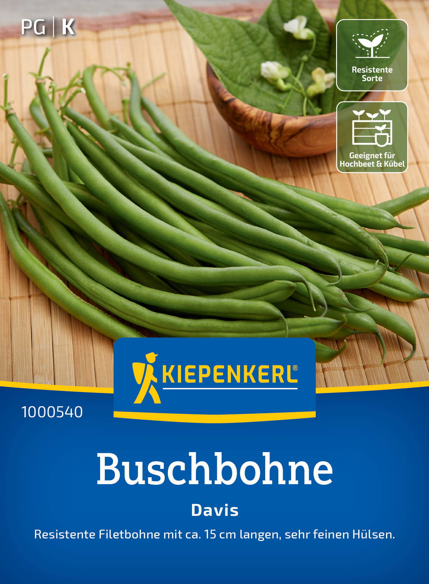 Grüne Buschbohnen auf Bambusboden mit Papiertüte im Hintergrund, Kiepenkerl Verpackung.