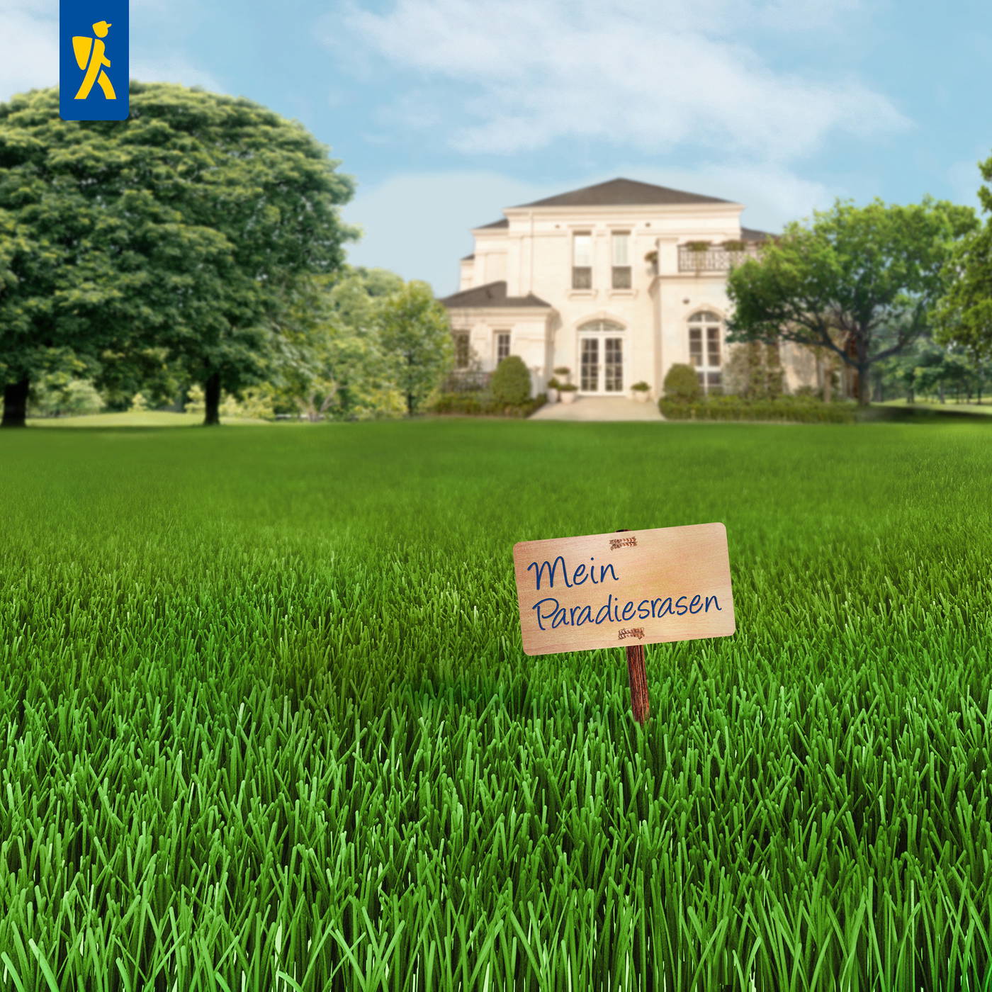 Grüner Rasen, Holzkärtchen mit der Aufschrift Mein Paradiesrasen, weißes Haus im Hintergrund, Bäume und blauer Himmel.