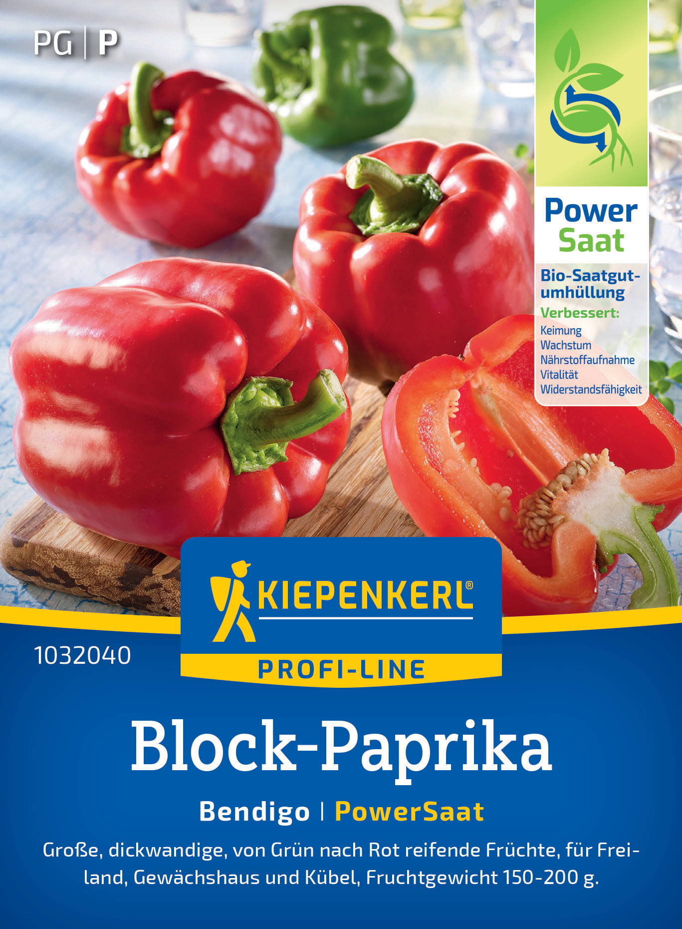 Drei rote und eine grüne Paprika auf Holzbrett, eine aufgeschnittene Paprika mit Samen.