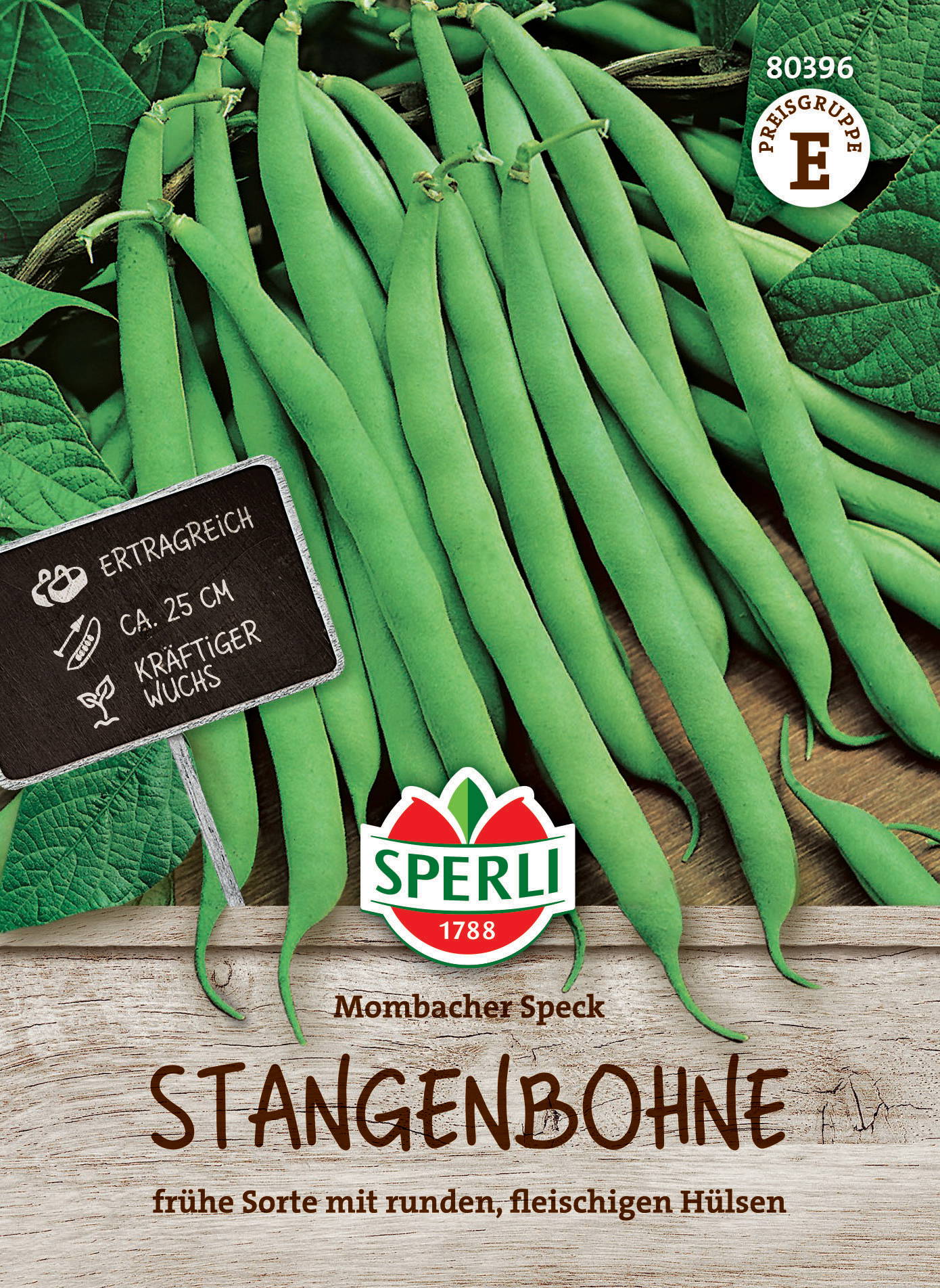 Grüne Stangenbohnen mit runden, fleischigen Hülsen, auf Holzuntergrund, Schwarz-Weiß-Aufkleber, Markenschild, Pflanzblätter.