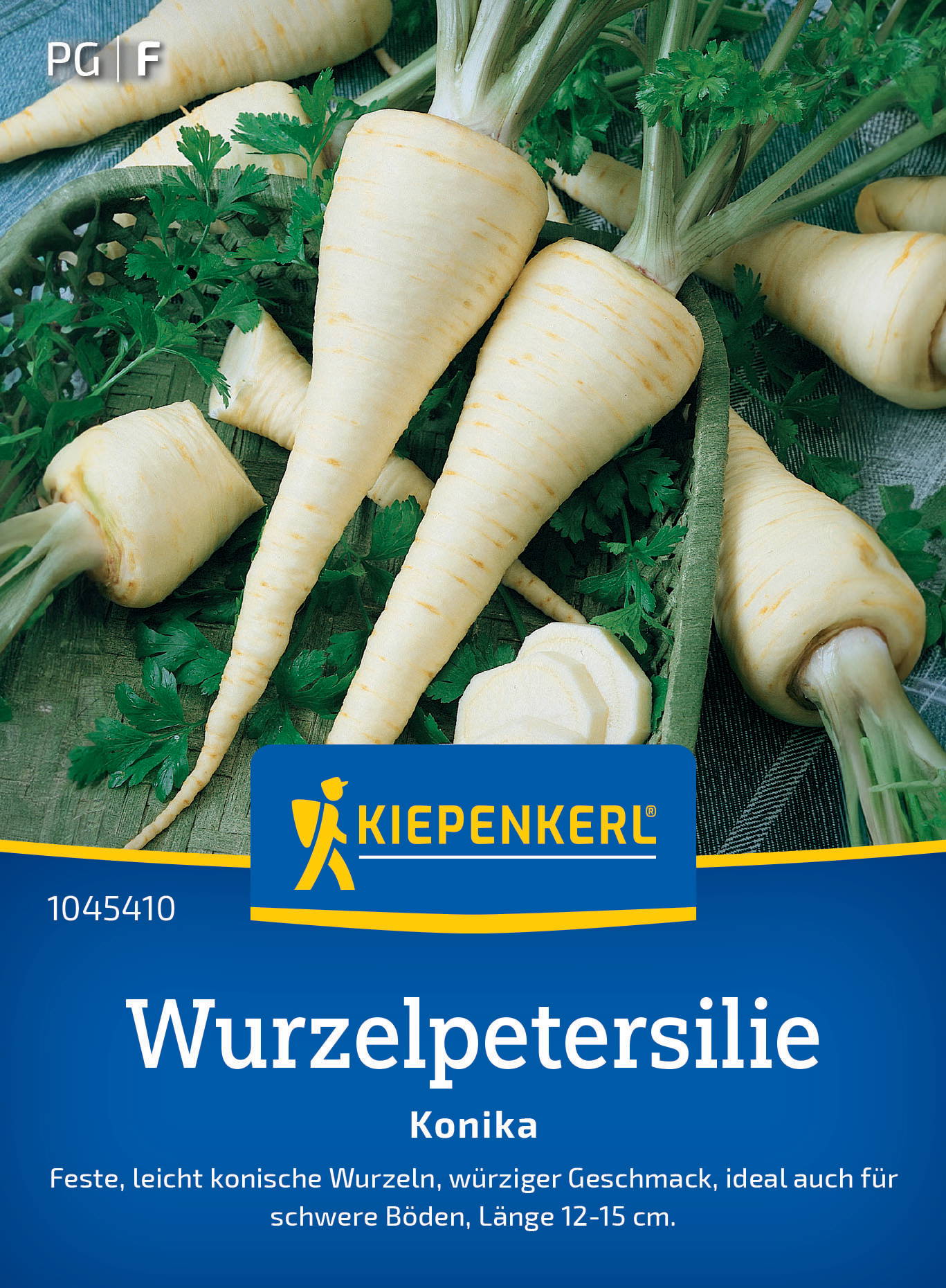 Weißliche Konica Rüben mit grünen Blättern und eingeschnittenen Scheiben auf einer grünen Unterlage.