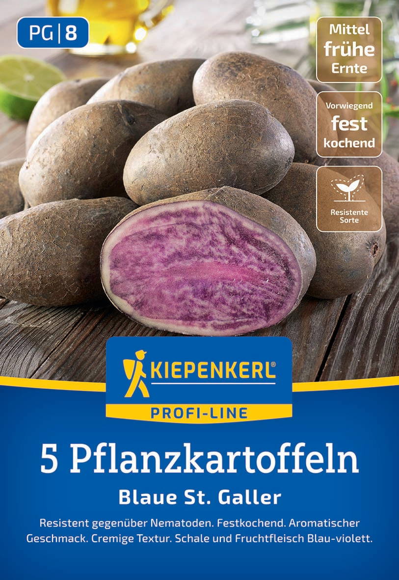 Bunte Kartoffeln, eine halbierte mit violettem Fruchtfleisch, auf Holzplatte.
