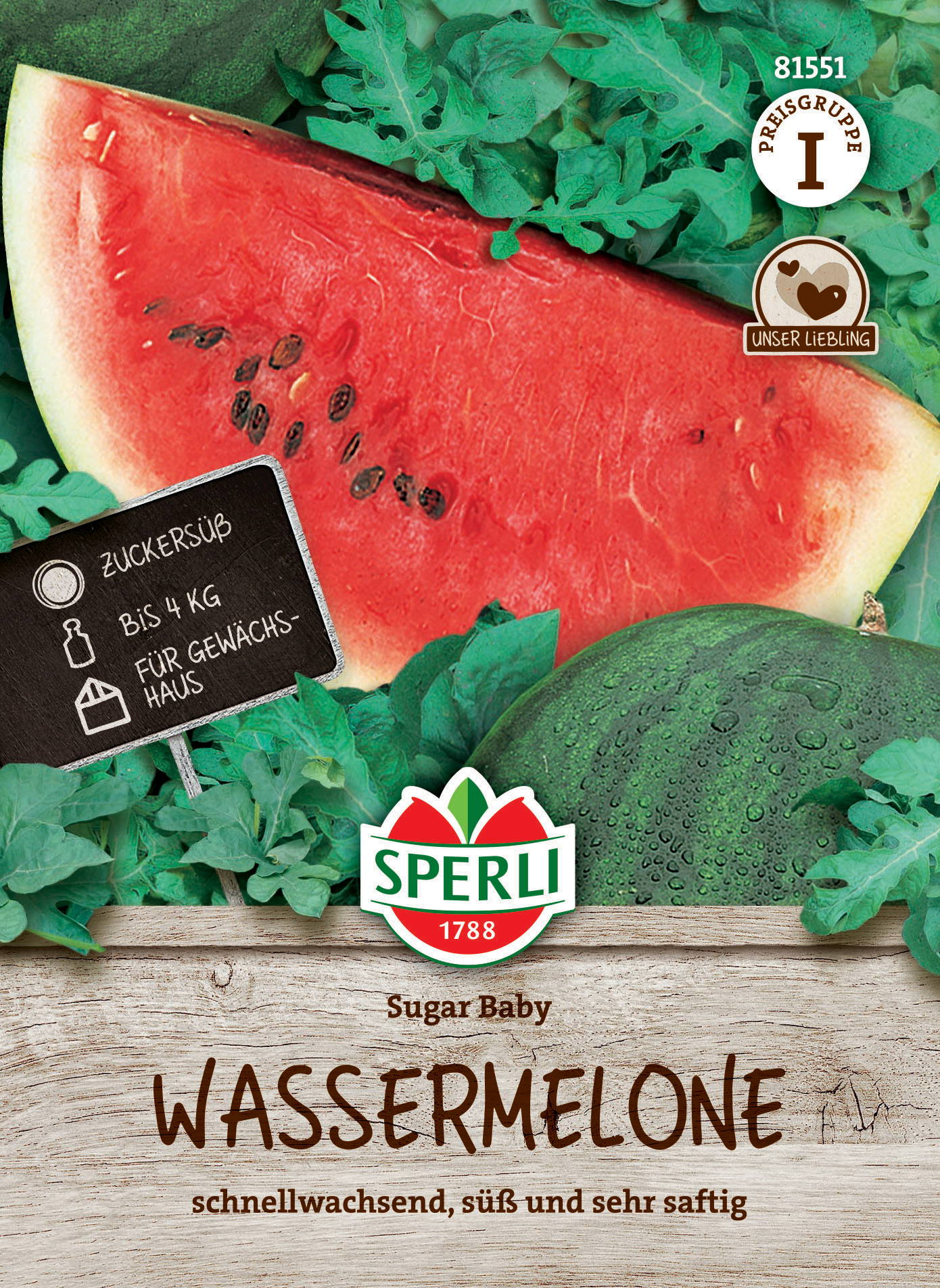 Schnitt eingeschlagene Wassermelone mit grüner Schale, Wassermelone im Hintergrund, grünes Kraut, Spritzwasser auf Melone.