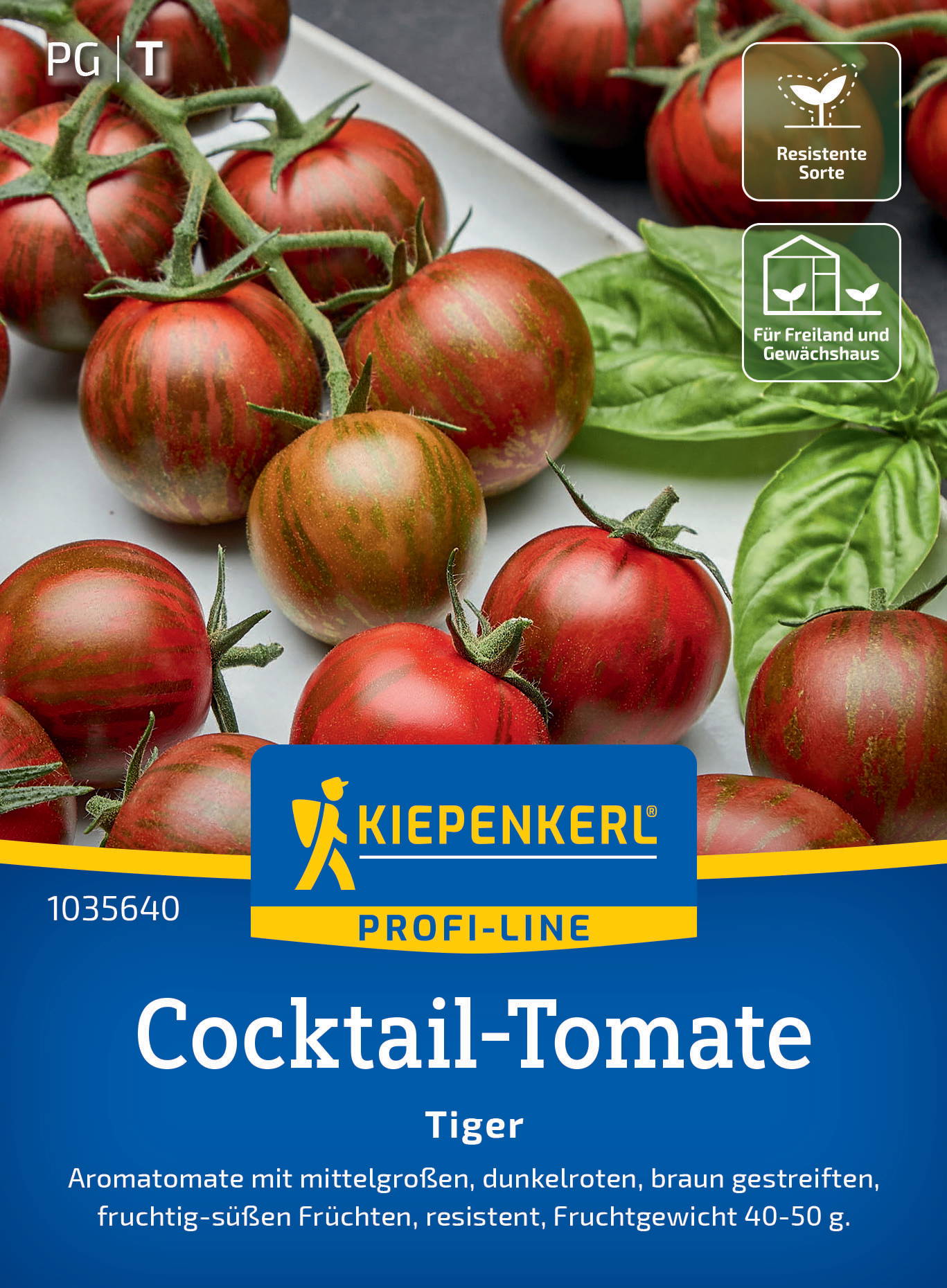 Rote und grüne blaue Tomaten auf einer weißen Oberfläche mit grünen Basilikumblättern.