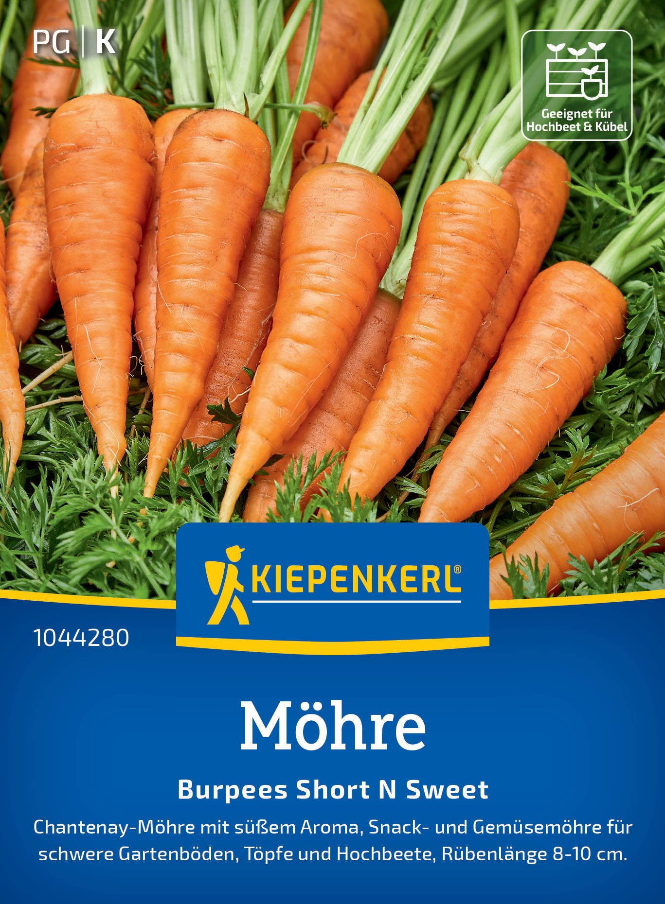 Bunte Karotten mit grünen Blättern auf einem Beet.