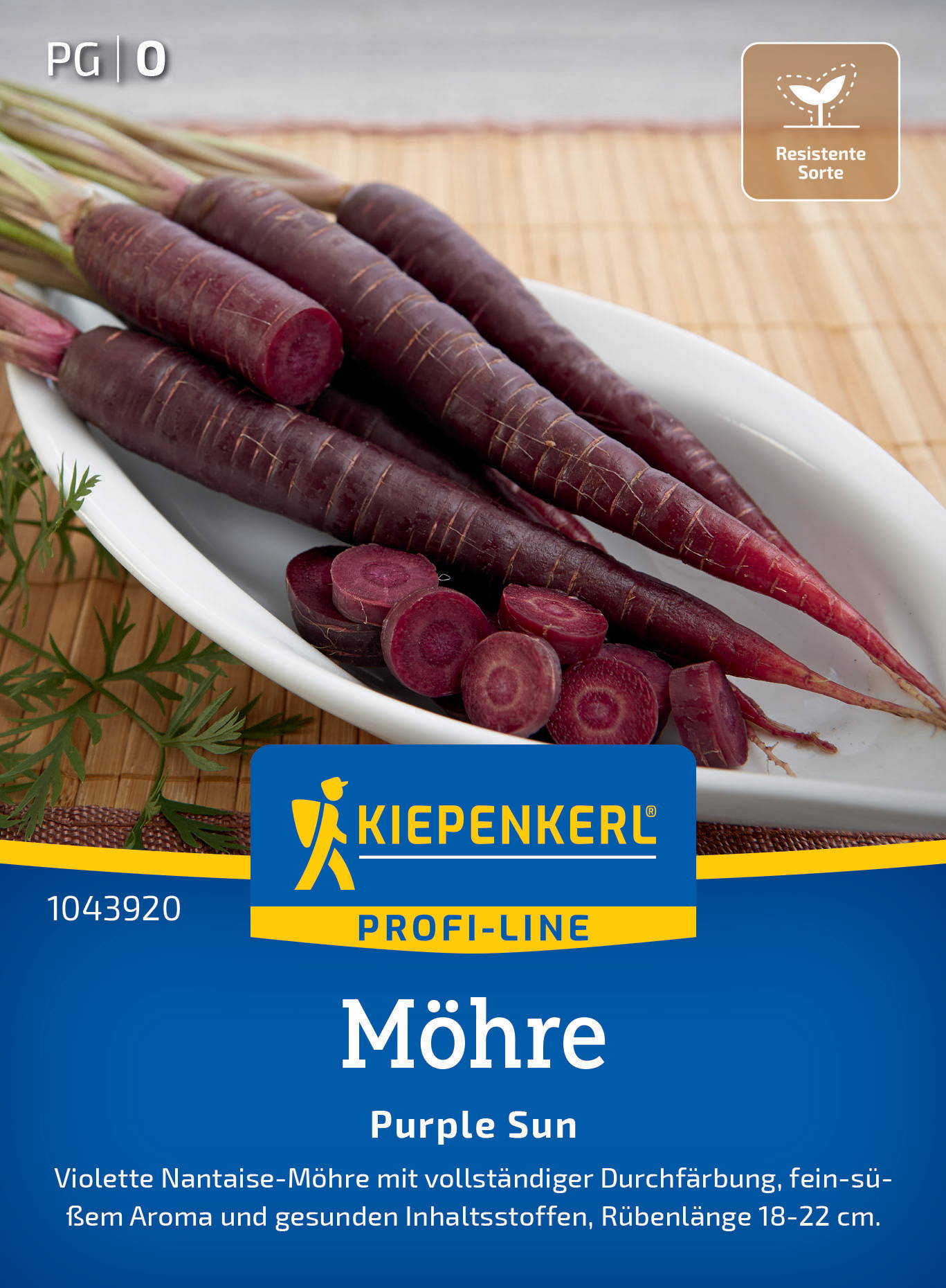 Bunte violette Möhren mit halbierter und ganzer Möhre auf weißem Teller, auf Bambusunterlage, Label mit Produktinformationen.