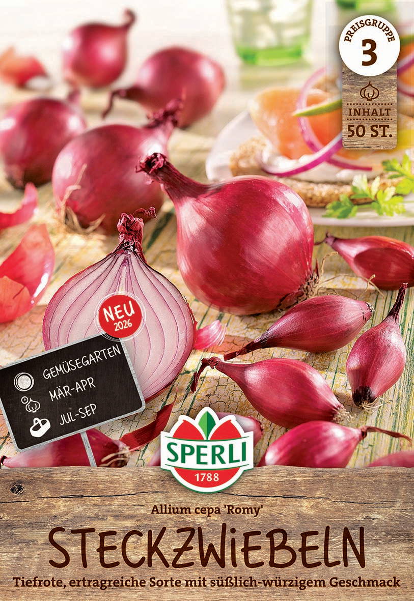 Rote Zwiebeln liegen auf einem Holztisch, einige halbiert, mit einem Glas Wasser im Hintergrund.