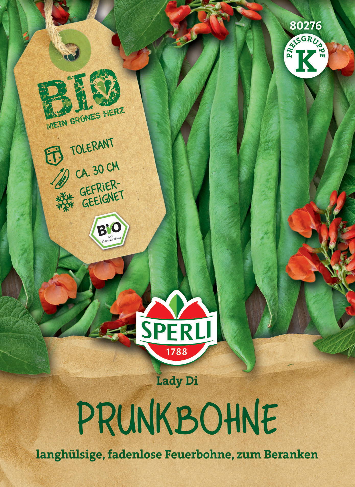 Grüne Buschbohnen mit roten Blüten und grünen Blättern auf brauner Oberfläche.