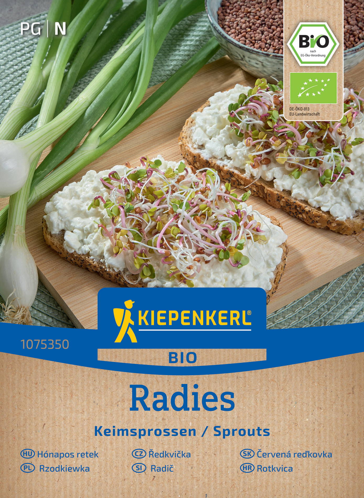 Brot mit Quarkspeise und Sprossen, grüne Zwiebeln und rote Linsen in Schüssel, Bio-Label auf Verpackung.